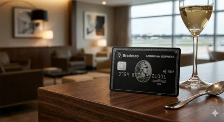 O cartão de metal preto Bradesco Centurion posicionado sobre uma mesa de madeira nobre no Centurion Lounge de um aeroporto de elite, ilustrando os benefícios do Amex Centurion.